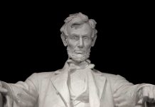 Trump’s SHOCKING National Mall Plan Unleashed Marble statue of Abraham Lincoln seated with a serious expression