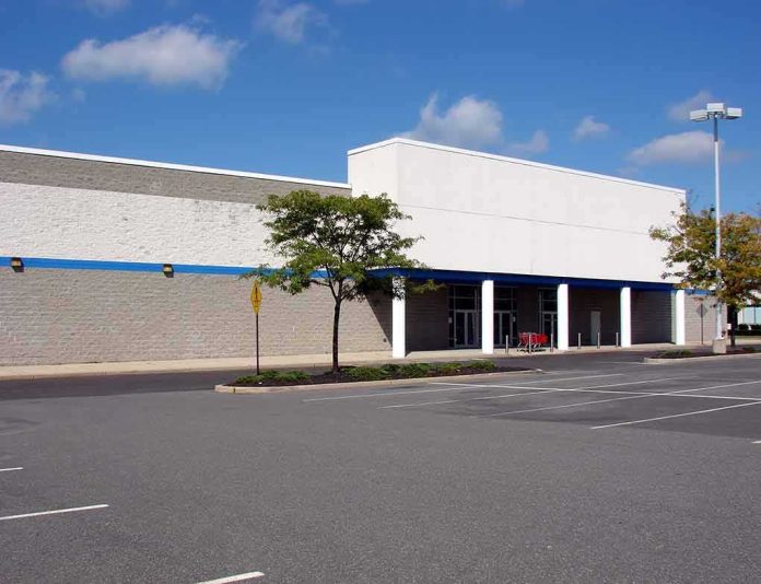 shutterstock_2061597 Empty retail store with blank facade and vacant parking lot