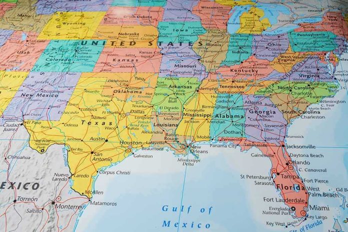 shutterstock_680033308 Map of the southern United States with state borders and cities